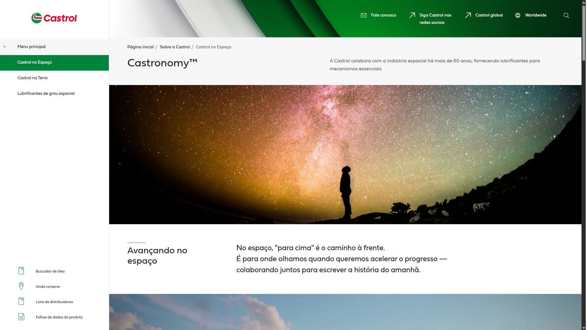 Pessoa observando o céu estrelado em conteúdo sobre tecnologia espacial e inovação da Castrol.
