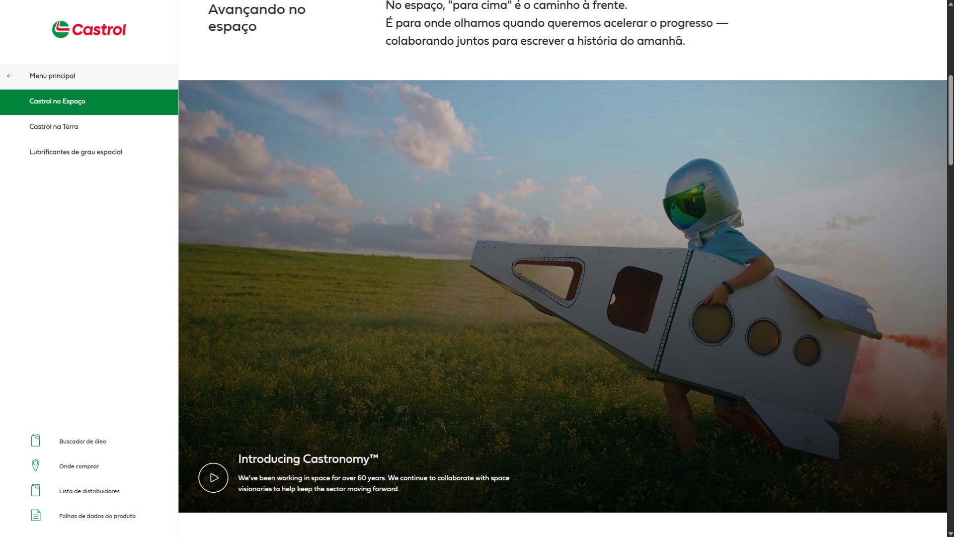 Criança com fantasia de astronauta e foguete de papelão representando inovação e exploração espacial.